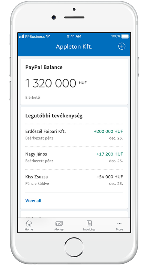 Egy okostelefon, amely a PayPal Business alkalmazásban a legújabb tranzakciókat jeleníti meg.