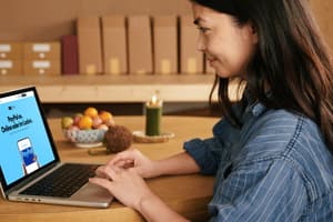 Frau benutzt einen Laptop, um einen Online-Einkauf zu tätigen.