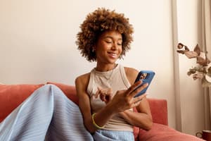 Digitale Zahlung mit Bankkarte und Smartphone: SEPA-Lastschrift.