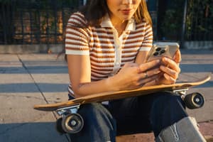 Personne utilisant une application mobile pour comparer des solutions bancaires en ligne.