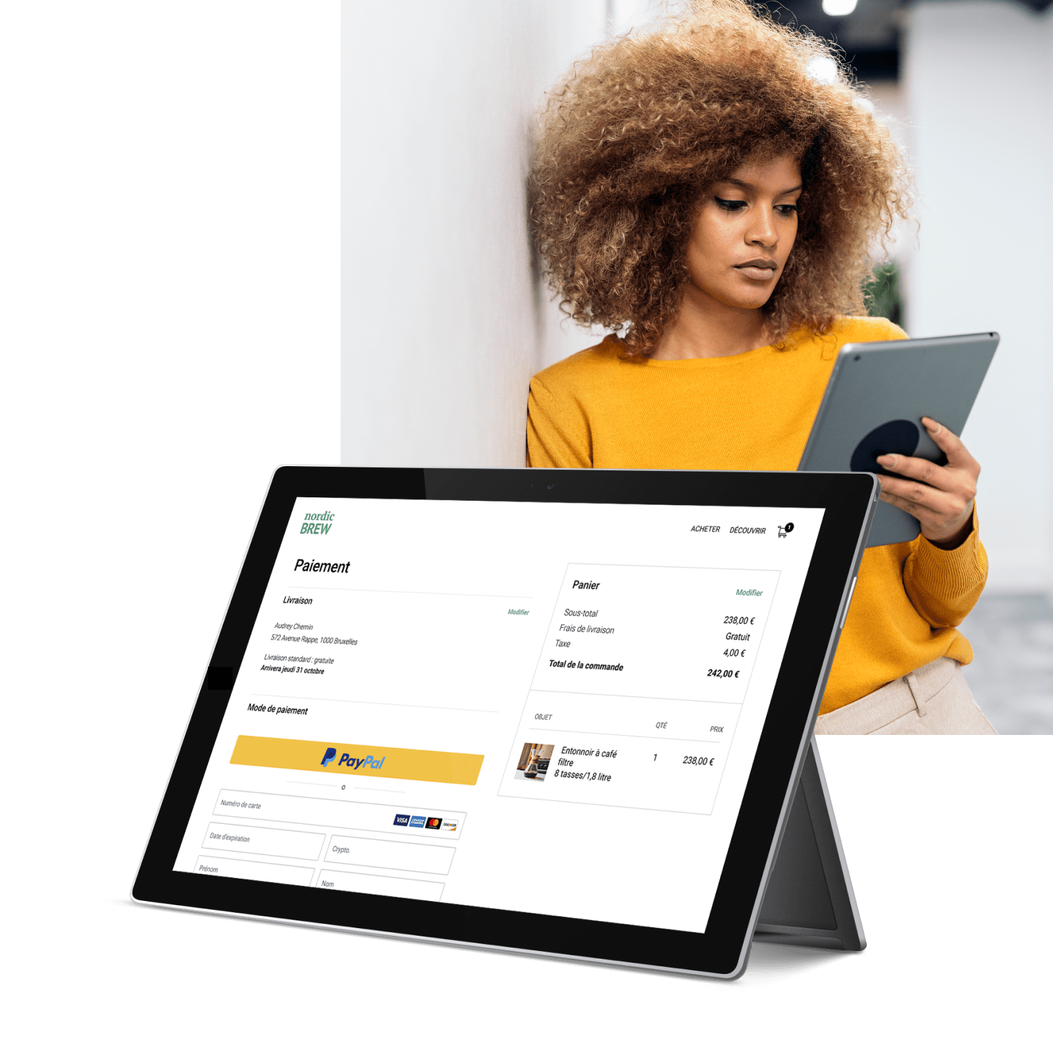 Une femme utilisant sa tablette pour effectuer un achat en ligne avec PayPal