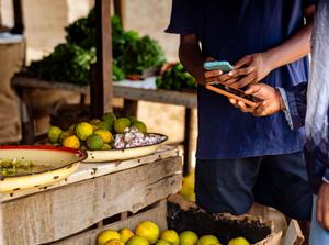 Man using a payment link to purchase produce from a farmer's market