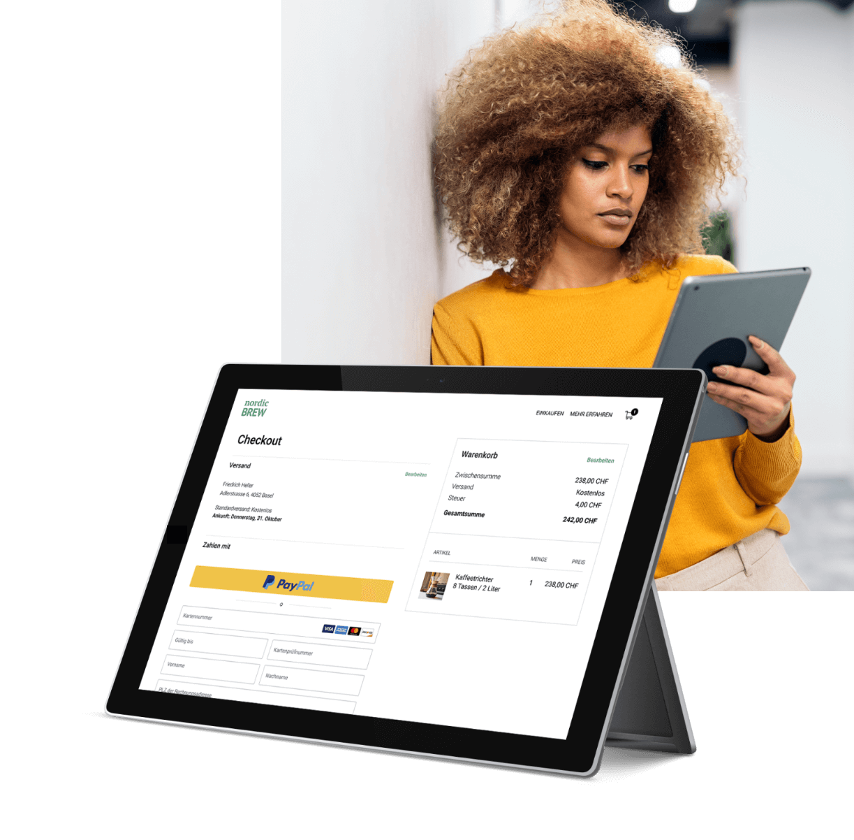 Une femme utilisant sa tablette pour effectuer un achat en ligne avec PayPal