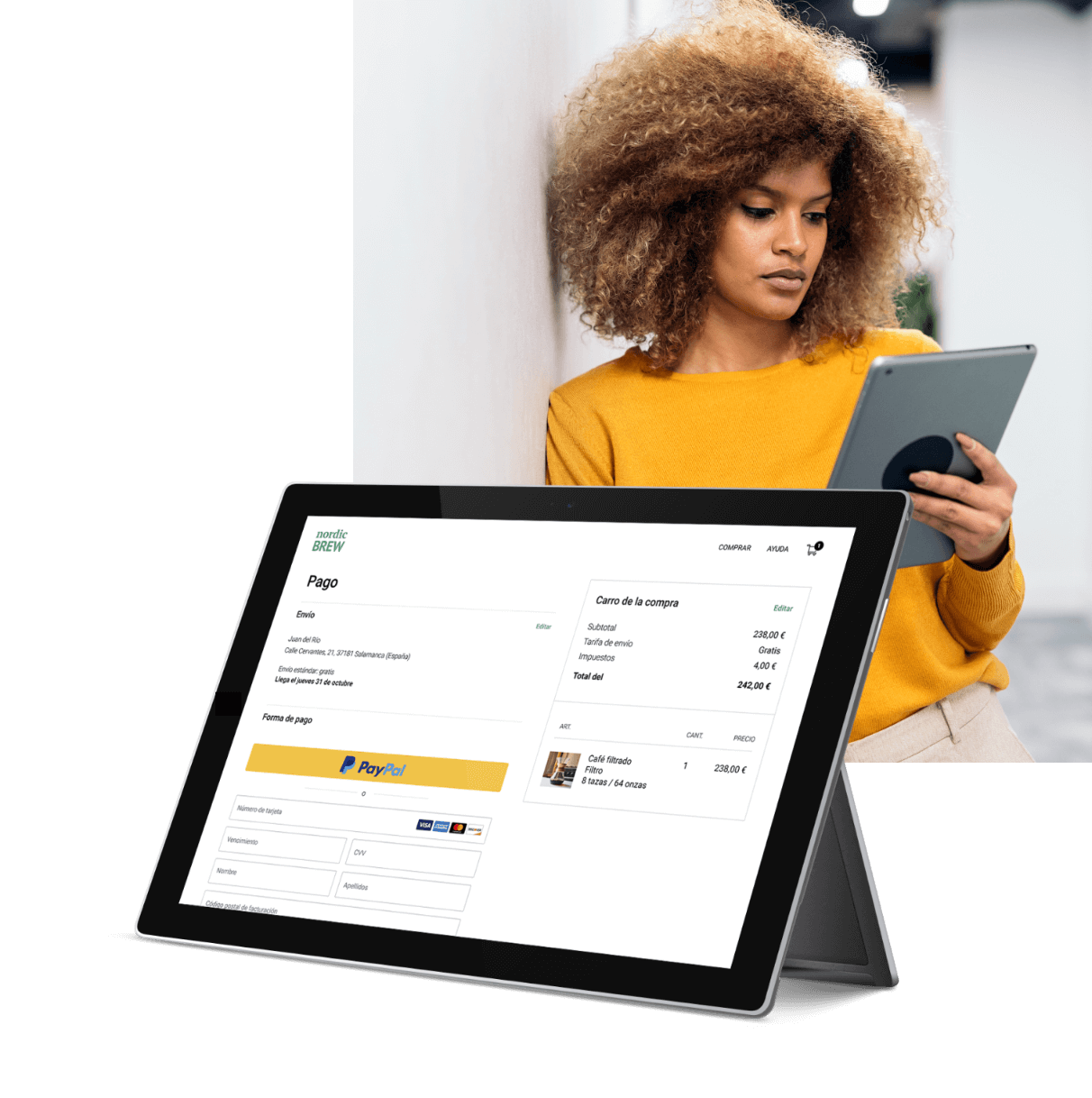 Una mujer utiliza su tablet para hacer una compra online con PayPal