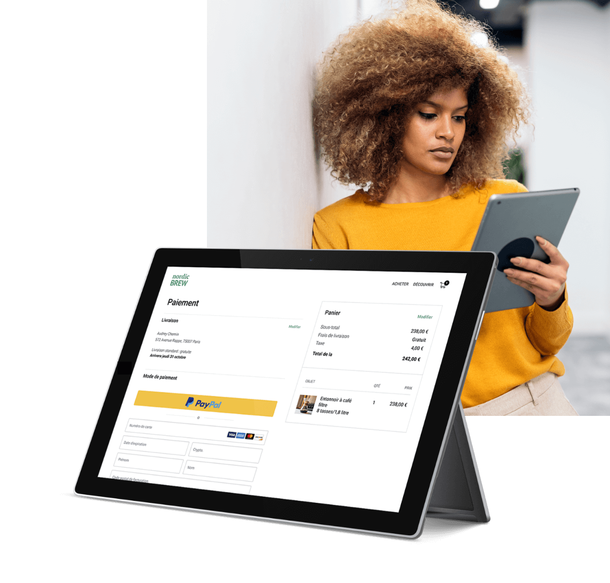 Une femme utilisant sa tablette pour effectuer un achat en ligne avec PayPal