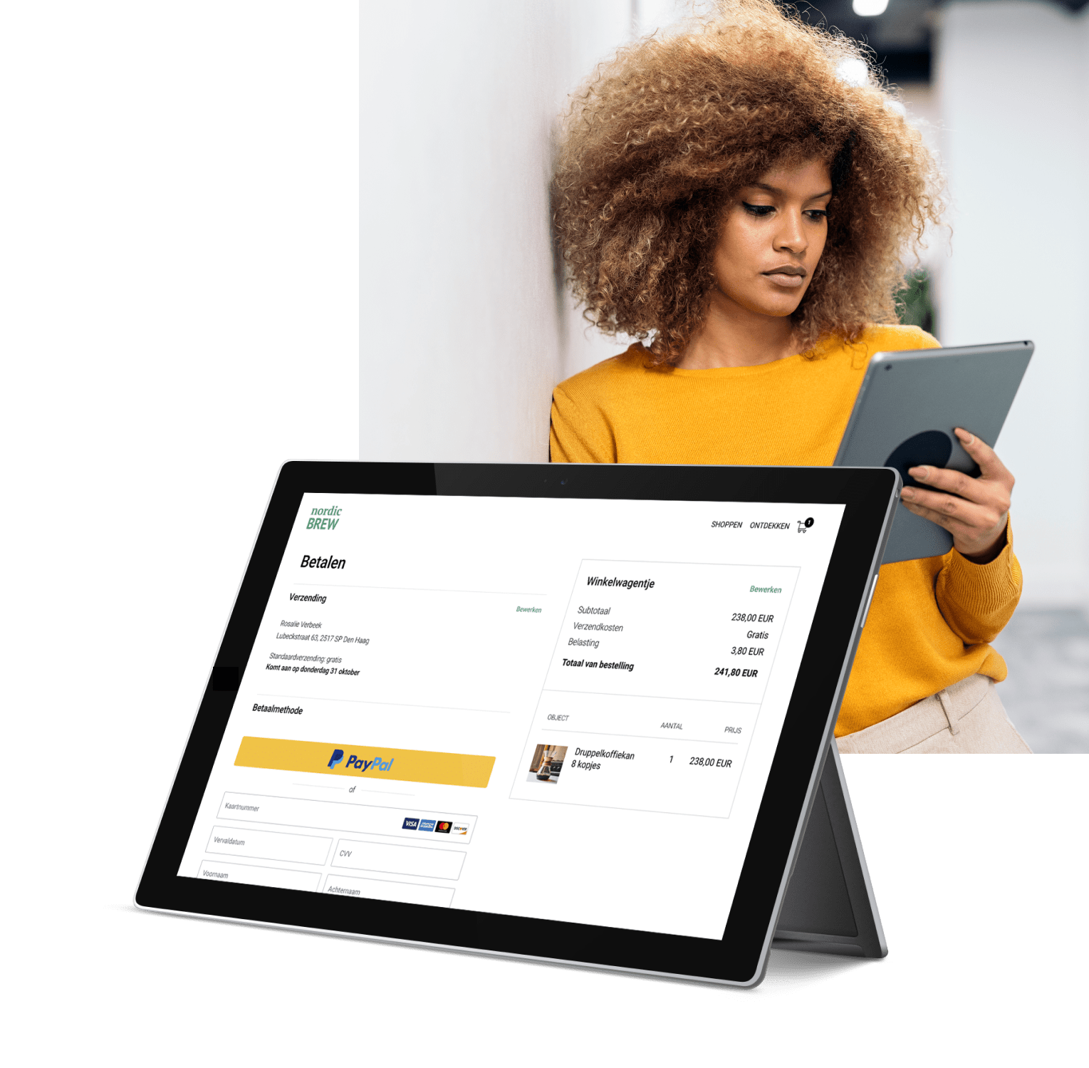 Vrouw die een tablet gebruikt om een online aankoop te doen met PayPal
