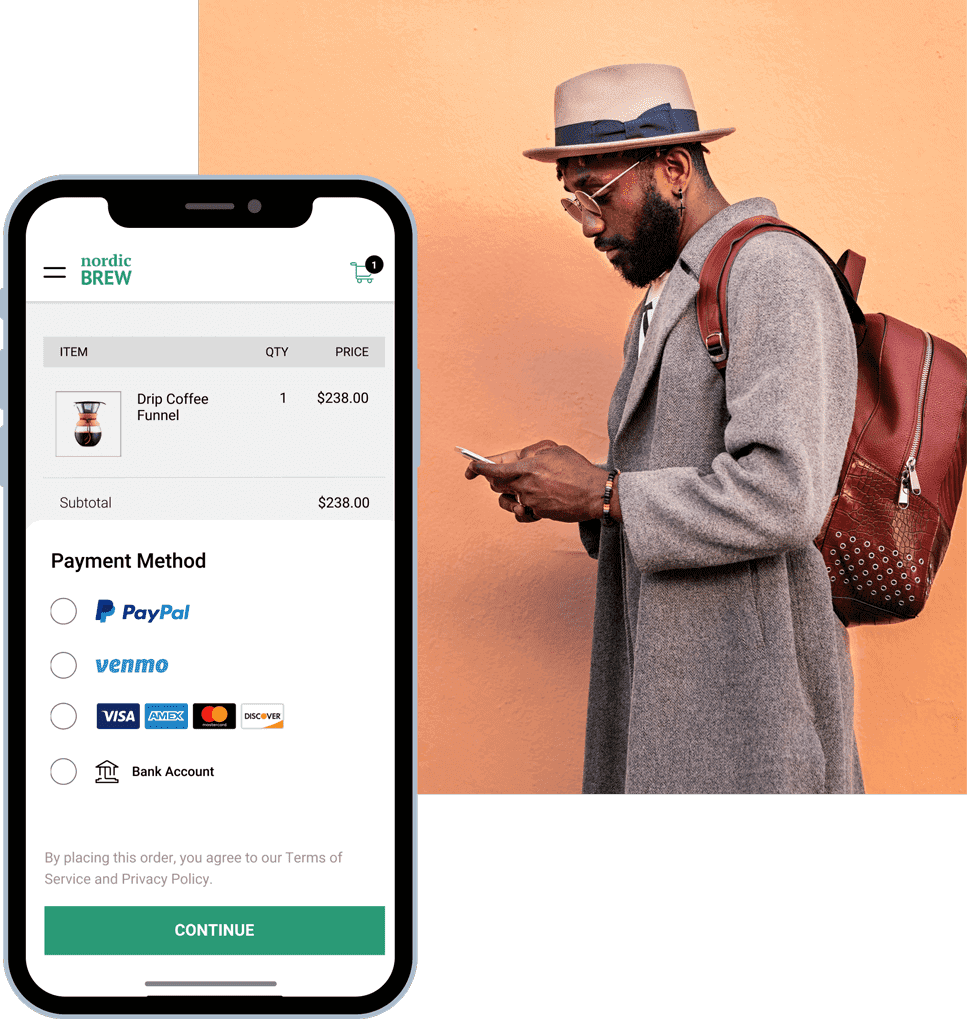 Ein Mann benutzt sein Handy zum Online-Einkauf und schaut sich die verschiedenen Möglichkeiten zum Bezahlen an