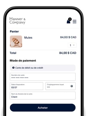 Femme tapant son téléphone pour payer.