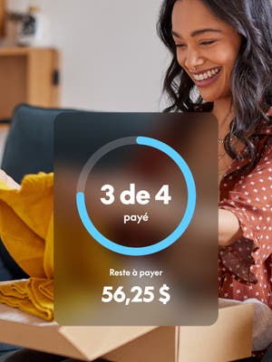 Femme déballant une chemise jaune, avec un encadré affichant les détails du paiement en plusieurs fois.