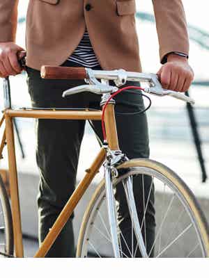 Drei Bilder, auf denen verschiedene Lifestyle-Produkte gehalten werden: Kopfhörer, Fahrrad und Handtasche.