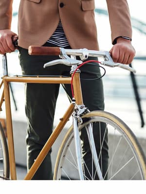 Drei Bilder, auf denen verschiedene Lifestyle-Produkte gehalten werden: Kopfhörer, Fahrrad und Handtasche.