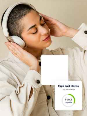 Una persona escuchando música con auriculares. Junto a la foto hay un ejemplo de la aplicación que muestra la opción de Pagar en 3 plazos.