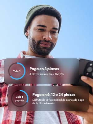  Persona mirando su teléfono con la superposición “Paga en 3” y “Paga en 6,12 o 24 plazos” 