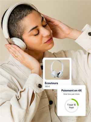 Une personne écoutant de la musique avec un casque. À côté de la photo, se trouve un aperçu de l’application montrant l’option Paiement en 4X.