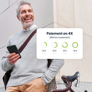 Exemple de Paiement en 4X, photo d'une personne tenant un téléphone mobile