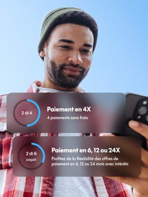 Personne regardant son téléphone avec la superposition Paiement en 4X, ou Paiement en 6, 12 ou 24X