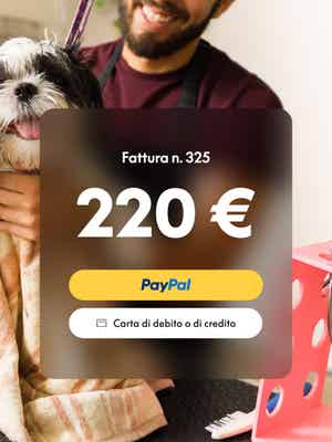 Donna che lavora al computer portatile con sovrapposizione di fattura che mostra 220 € dovuti e opzioni per pagare con PayPal o carta di credito o debito
