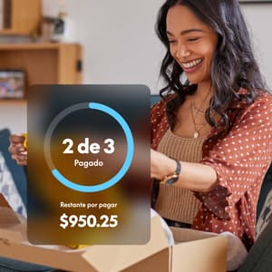 Persona desempaca una camisa amarilla con una superposición que dice “2 de 3 pagados” arriba de “Restante por pagar $950.25 MXN”