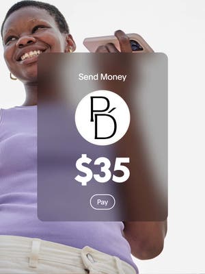 Une personne souriante et tenant son téléphone avec une superposition d’envoyer de l’argent pour $35