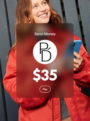 Smilende person og holder sin telefon med et overlay af Send penge for $35