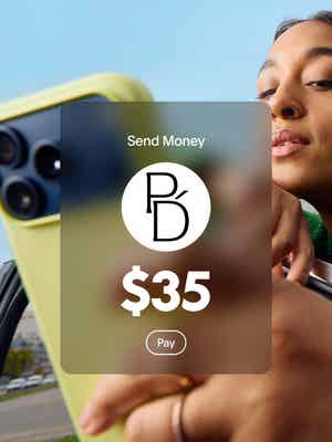 Pessoa sorrindo e olhando para o telefone com uma sobreposição de enviar dinheiro por US $ 35