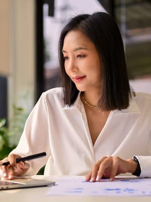 現在の顧客と過去の顧客の経時的な比較グラフと請求書送信アラートのオーバーレイとともに、さまざまな業種の事業者が日常業務を行っている写真