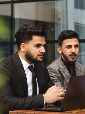 صور تصور تجارا في صناعات مختلفة يقومون بمهام يومية لدعم أنشطتهم التجارية مع تراكب من الرسوم البيانية التي توضح العملاء الحاليين مقابل العملاء السابقين بمرور الوقت وفاتورة تم إرسالها تنبيها