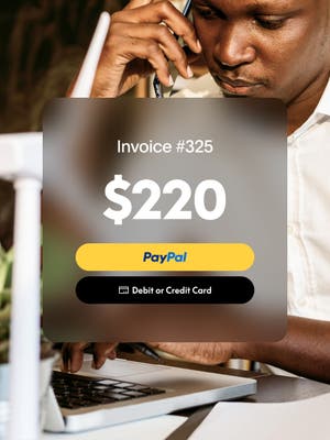 شخص يعمل على الكمبيوتر أثناء التحدث على الهاتف مع تراكب الفاتورة # 325 ل $220 مع زر PayPal وزر بطاقة الائتمان