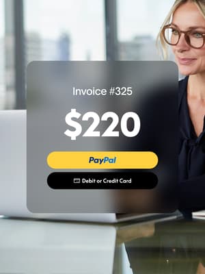 Osoba pracująca na komputerze z nakładką faktury nr325 na kwotę USD220 z przyciskiem PayPal i przyciskiem karty kredytowej