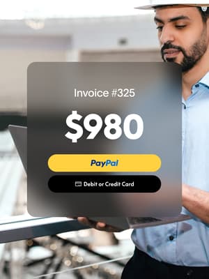 شخص يعمل على كمبيوتر محمول في موقع العمل مع تراكب الفاتورة # 325 ل $980 مع زر PayPal وزر بطاقة الائتمان