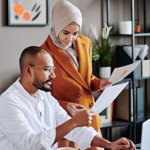 صور تصور تجارا في مختلف القطاعات يقومون بمهام يومية لدعم أنشطتهم التجارية