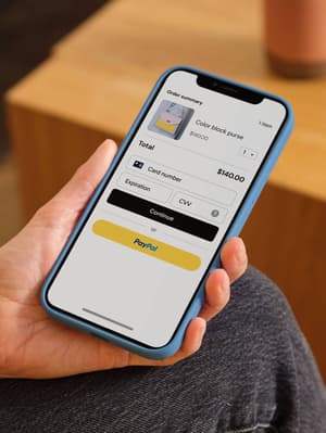 Pessoa ao telefone com interface do usuário mostrando o resumo do pedido