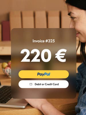 Kvinde arbejder på en bærbar computer med en overlejring, der viser 220 € og muligheden for at betale med PayPal eller betalingskort
