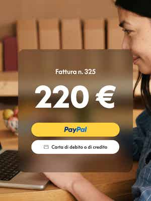 Donna che lavora al computer portatile con sovrapposizione di fattura che mostra 220 € dovuti e opzioni per pagare con PayPal o carta di credito o debito