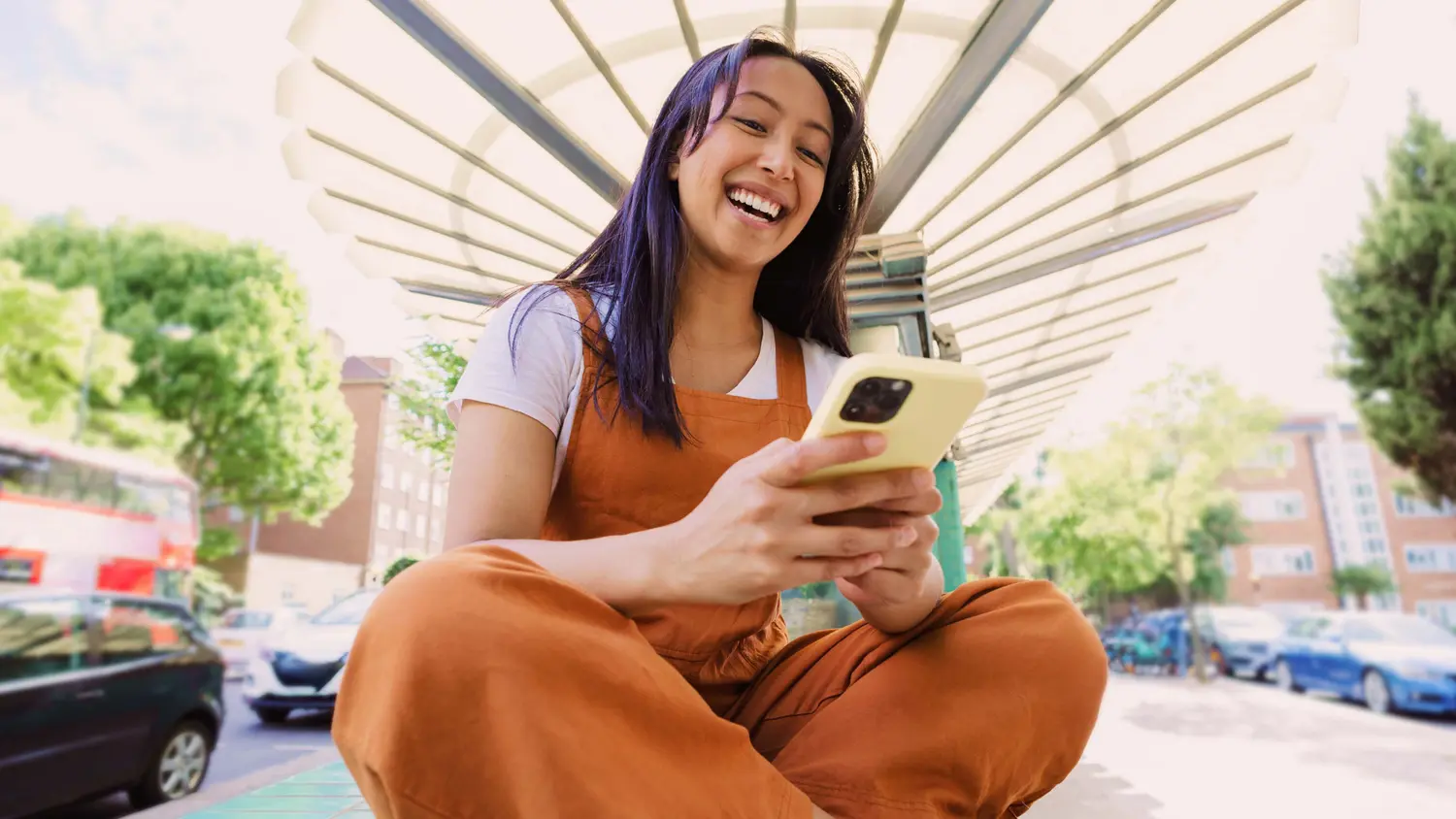Mujer mirando su teléfono