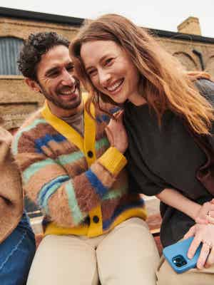 Zwei Personen lachen gemeinsam