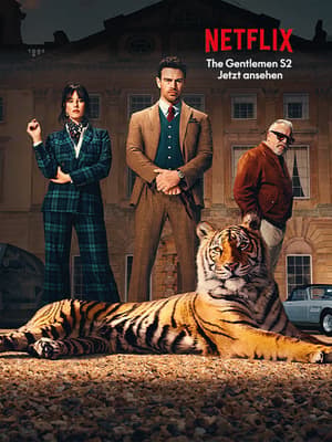 Drei Personen in Anzügen stehen vor einem großen Gebäude mit zwei Oldtimer-Autos und einem liegenden Tiger im Vordergrund. Text: Netflix, The Gentlemen S2 und Jetzt ansehen.