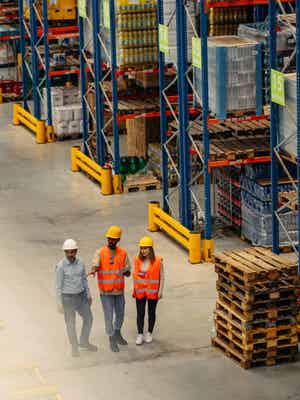  Representación visual de los sectores que PayPal apoya, como viajes, entretenimiento, medios y videojuegos, y marketplaces