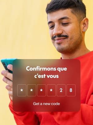 Ein Mann schaut auf sein Smartphone, mit eingeblendetem Gast-Checkout-Code zur Bestätigung seiner Fastlane by PayPal-Daten