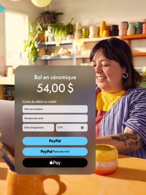 Une propriétaire d'entreprise travail sur son ordinateur au milieu d'un magasin