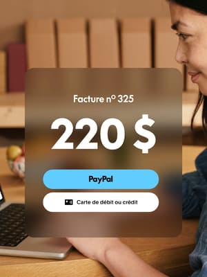 Femme travaillant sur un ordinateur portable avec une facture superposée indiquant un montant de 220 $ à payer et des options pour payer avec PayPal, ou par carte de crédit ou carte de débit