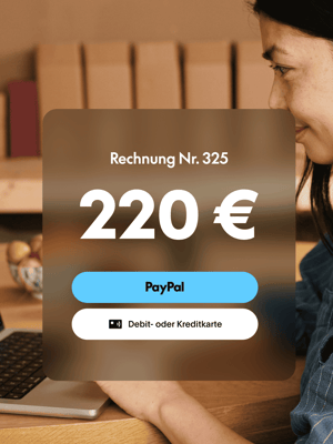 Eine Frau arbeitet an einem Laptop mit einer Rechnung, die 220 € anzeigt und die Möglichkeit bietet, mit PayPal, Kredit- oder Debitkarte zu bezahlen